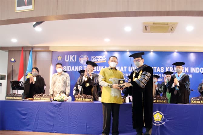 Ketua MPR RI, Bambang Soesatyo, S.E., M.B.A, memberikan orasi kebangsaan dalam Sidang Terbuka Senat Universitas Kristen Indonesia, dalam rangka penerimaan secara resmi mahasiswa baru Program Pascasarjana, Sarjana, dan Diploma Tiga Tahun Akademik 2022/2023 - Image