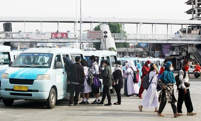 Calon penumpang menaiki angkutan kota Mikrotrans di Terminal Pulo Gadung, Jakarta, Kamis (13/10/2022). Pemerintah Provinsi DKI Jakarta menargetkan sebanyak 10.047 angkutan perkotaan (angkot) di Jakarta sudah terintegrasi dengan sistem pembayaran antarmoda - Image