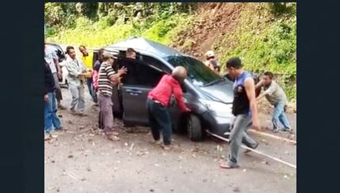 Salah satu mobil yang terhantam baru dalam peristiwa longsor di Cadas Pangeran, Sumedang saat dievakuasi. (Tangkapan layar video) - Image
