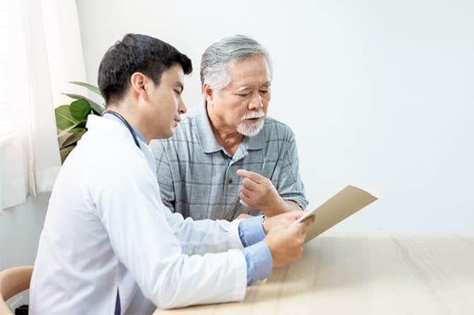 Ilustrasi pasien kanker paru tengah konsultasi dengan dokter - Image