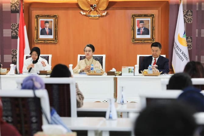 Menteri Sosial Tri Rismaharini saat memimpin Media Briefing bersama para awak media di Kantor Utama Kemensos di Jakarta, Senin (17/10). - Image