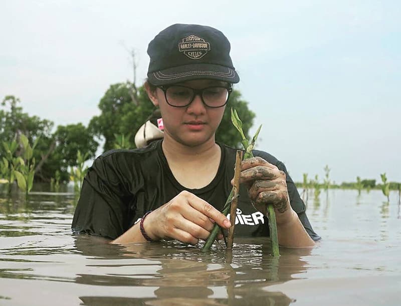 JAGA KELESTARIAN: Dinni Septianingrum menanam mangrove di Taman Wisata Alam Mangrove Angke, Kapuk, Jakarta. (DOKUMENTASI SEASOLDIER) - Image