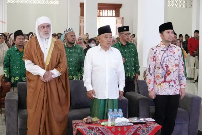 Wakil Gubernur Jawa Timur Emil Elestianto Dardak di pesantren. Istimewa - Image