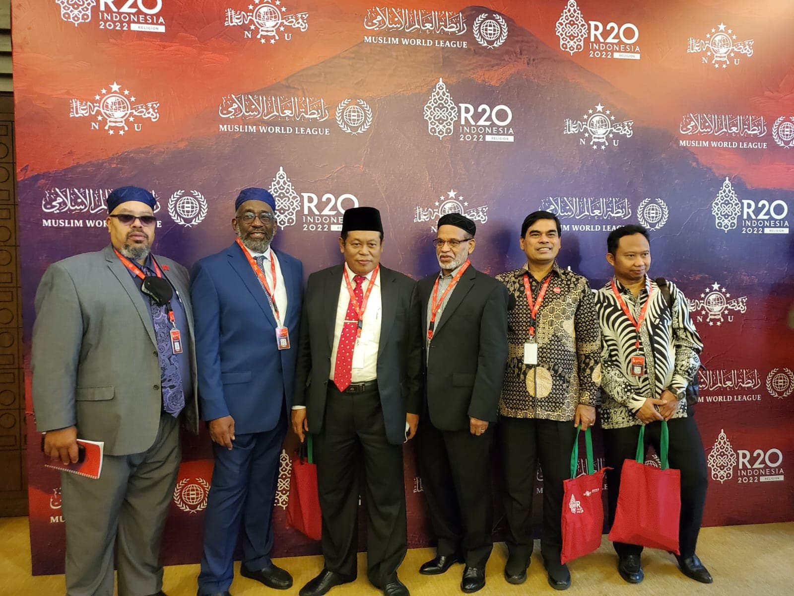 Waketum MUI KH Marsudi Syuhud bersama pemuka agama peserta R20 di Bali. (Khafidlul Ulum) - Image