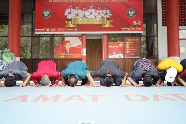 Warga binaan Lapas Surabaya dibebaskan pada Selasa (15/11). Humas Kemenkumham Jatim - Image