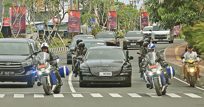 SIAGA PENUH: Personel Polisi Militer melakukan pengawalan menjelang KTT G20 di Nusa Dua, Bali, kemarin. (AFP) - Image