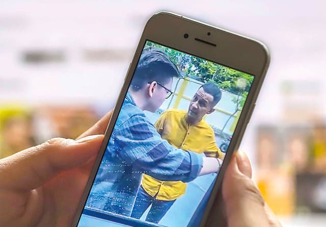 PROSES HUKUM: Tangkapan layar video sebelum terjadi penganiayaan. (Allex Qomarulla/Jawa Pos) - Image