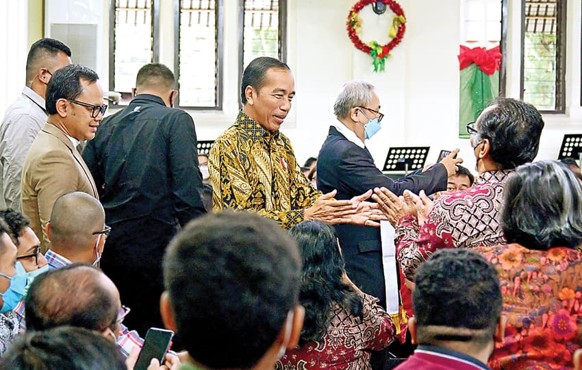 PERKUAT KERUKUNAN: Presiden Jokowi menyapa jemaat GPIB Jemaat Zebaoth Bogor, Jawa Barat. Presiden didampingi Wali Kota Bogor Bima Arya tiba pukul 09.10 kemarin (25/12). (SETPRES) - Image
