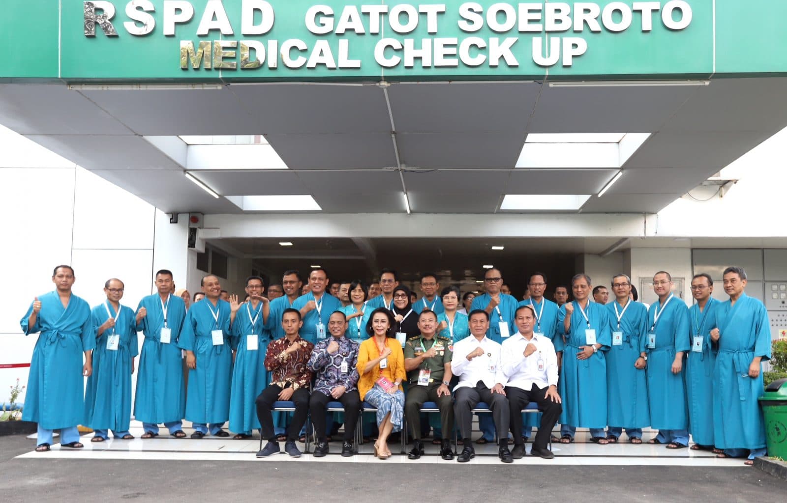 Ketua Pansel Capim KPK Yenti Garnasih (ketiga kiri bawah) bersama Kepala RSPAD Gatot Soebroto Mayjen TNI dr Terawan Agus Putranto (ketiga kanan bawah) berserta masing-masing jajaran dan 20 peserta tes kesehatan Calon Pimpinan Komisi Pemberantasan Korupsi - Image