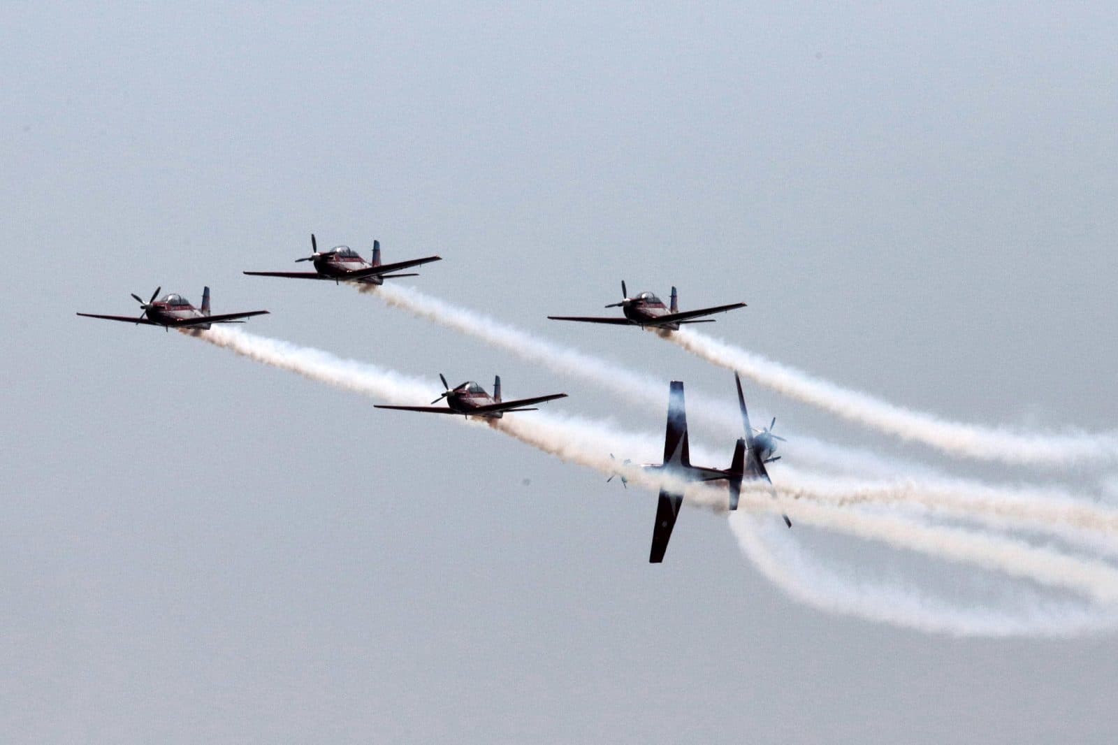 Prajurit TNI Angkatan Udara unjuk kebolehan akrobatik pesawat tempur dalam rangka HUT ke-74 TNI di Taxi Way Halim Perdanakusuma, Jakarta, Sabtu (5/10/2019). Perayaan HUT ke-74 TNI mengangkat tema TNI Profesional Kebanggaan Rakyat. Foto: Dery Ridwansah/ Ja - Image