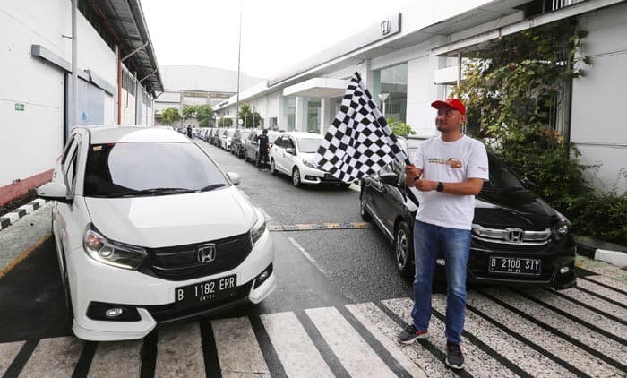 Communication Strategy Manager PT Honda Prospect Motor Adhi Parama Suganda secara simbolis melepas peserta “Mobilio Joyful Weekend” di Jakarta, Sabtu (1/2). Acara yang bertemakan “Hematnya Bikin Happy” ini mengajak komunitas Honda Mobilio bersama dengan k - Image