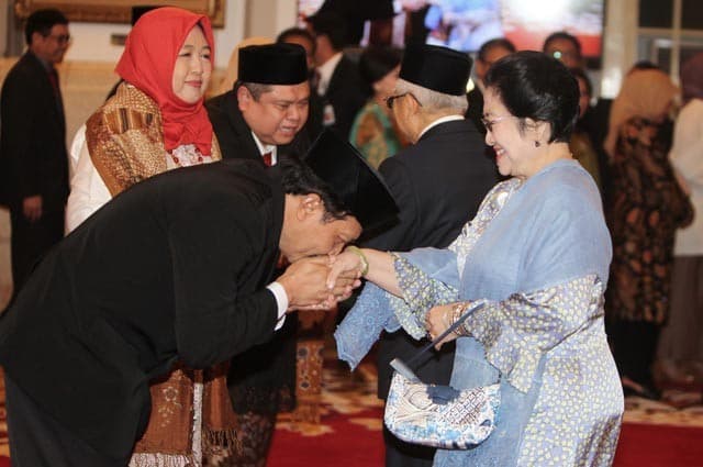 Ketua Dewan Pengarah BPIP Megawati Soekarnoputri (kanan) memberikan ucapan kepada Kepala Badan Pembinaan Ideologi Pancasila (BPIP) Yudian Wahyudi (kiri) didampingi istri usai pengucapan janji jabatan dan pelantikan di Istana Kepresidenan Jakarta, Rabu (5/ - Image