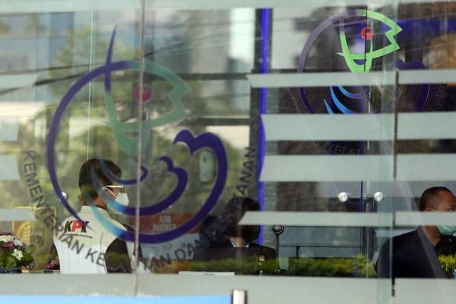 Sejumlah penyidik KPK memasuki gedung Mina Bahari IV kementerian Kelautan dan Perikanan (KKP), Jakarta, Jumat (27/11). penggeledahan tersebut dilakukan usai tertangkapnya mantan Menteri Kelautan dan Perikanan Edhy Prabowo bersama enam tersangka lainnya d - Image