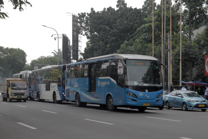 Bus TransJakarta melintas di kawasan Jenderal Silang Monas, Jakarta, (07/01/2021). Selain MRT Jakarta, PT Transjakarta juga melakukan penyesuaian jam operasional bus Transjakarta selama Pemberlakuan Pembatasan Kegiatan Masyarakat (PPKM) Darurat berlangsu - Image
