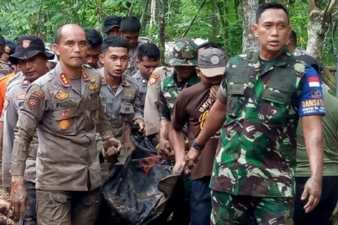 Danrem 162/WB Brigjen Ahmad Rizal Ramdhani (kanan) dan Dirsamapta Polda NTB Kombespol Fredo Situmorang (kiri) dibantu warga ikut mengevakuasi jenazah korban banjir bandang di Dusun Batulayar Utara, Desa Batulayar Barat, Kecamatan Batulayar, Kabupaten Lomb - Image