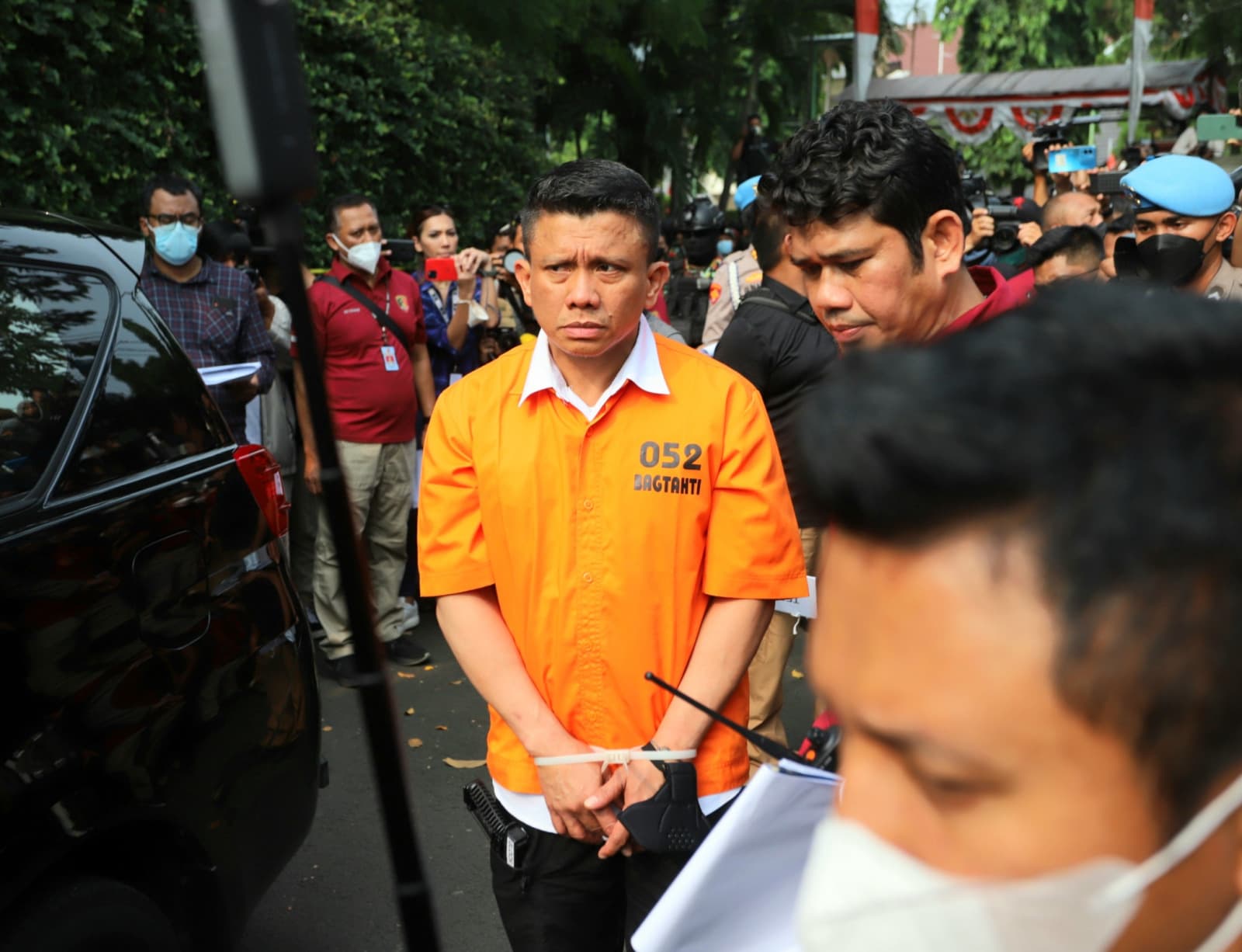 Tersangka Irjen Ferdy Sambo turun saat rekonstruksi pembunuhan Brigadir J di rumah pribadi Ferdy Sambo di Jalan Saguling, Duren Tiga, Jakarta, Selasa (30/8/2022). Kepolisian melakukan rekonstruksi dugaan pembunuhan Brigadir Yosua di rumah pribadi Irjen Fe - Image