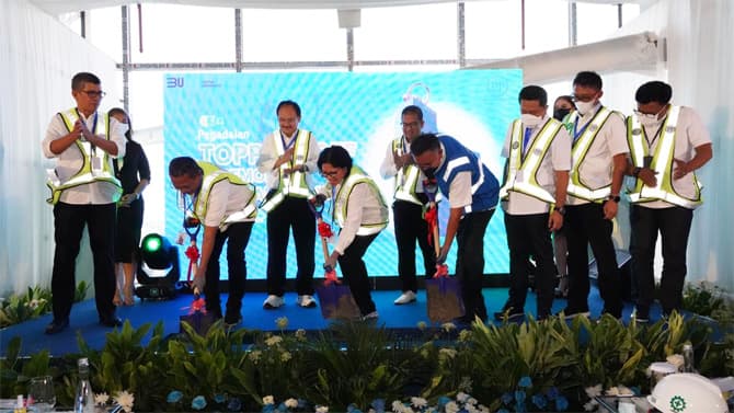 Topping Off Pegadaian Tower yang ditandai dengan pemasangan cor beton oleh Komisaris Utama PT Pegadaian Loto Srinaita Ginting, Direktur Utama PT Pegadaian Damar Latri Setiawan dan Direktur Operasi Bidang Gedung PT PP (Persero) Tbk. Anton Satyo Hendriatmo - Image